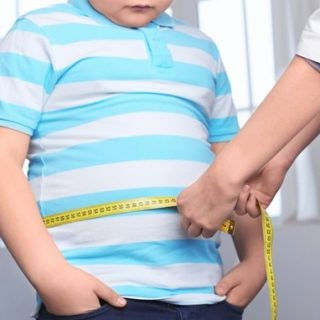 Obezitatea infantilă apare cu o frecvență mai mare și la vârste mai mici decât în urmă cu un deceniu